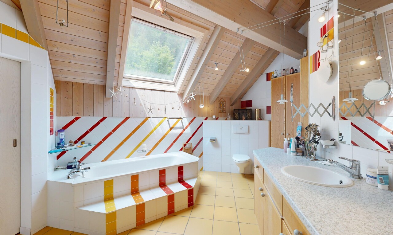 bad mit waschbecken, schminktisch, vaulted ceiling, dachschräge, und inside property