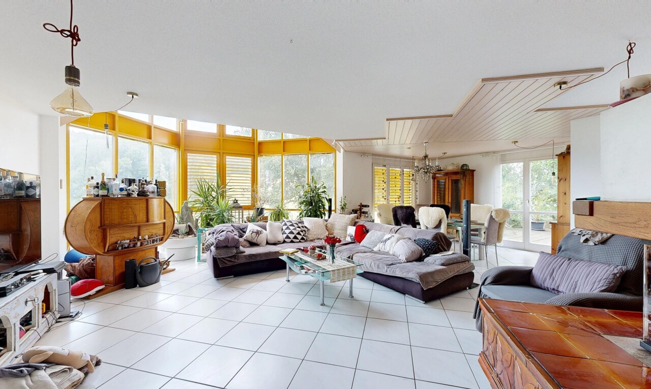 wohnzimmer mit inside property, natürliches licht, natural light, fliesenboden, und tile floor