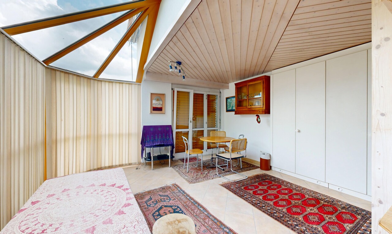 zimmer / schlafzimmer mit wood ceiling, holzdecke, tile floor, fliesenboden, und französische türen