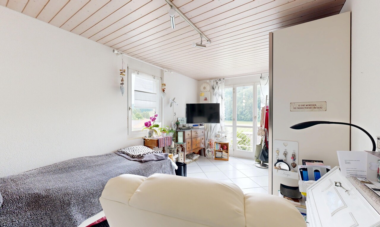 wohnzimmer mit fernseher, inside property, natürliches licht, natural light, und deckenbeleuchtung