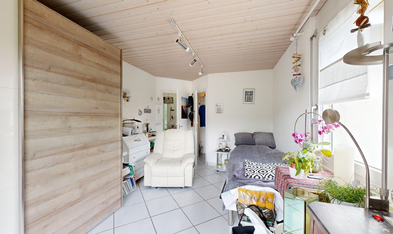 wohnzimmer mit gipskartonwand, drywall, fliesenboden, tile floor, und deckenbeleuchtung