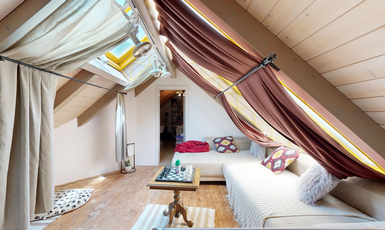 wohnzimmer mit dachschräge, vaulted ceiling, inside property, gipskartonwand, und drywall