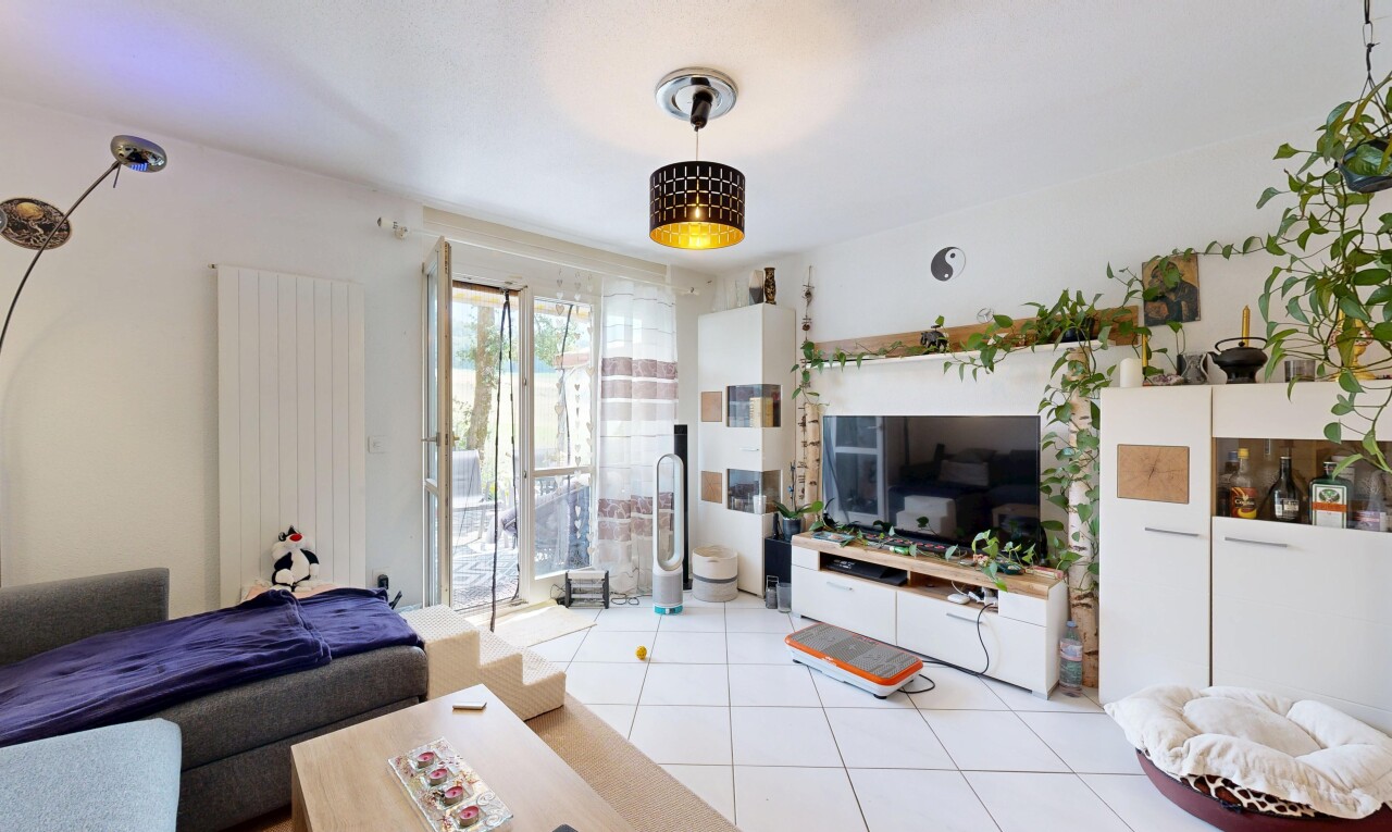 wohnzimmer mit fernseher, fliesenboden, tile floor, inside property, und natürliches licht