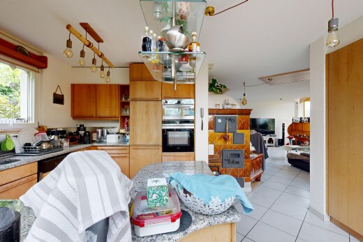 küche mit fernseher, inside property, natural light, natürliches licht, und tile floor