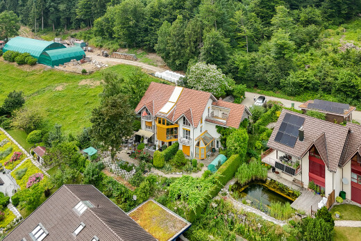 außenansicht mit waldblick, forest view, und property visible