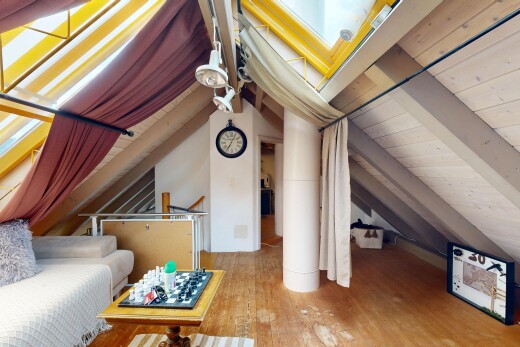 salon avec vaulted ceiling, plafond voûté, inside property, wood finish floor, et sol en finition bois