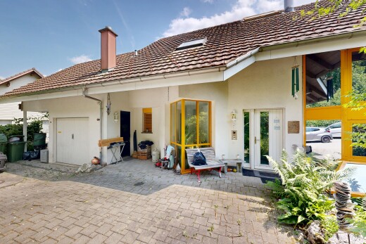 außenansicht mit schornstein, ziegeldach, stuckverkleidung, day time, und property visible