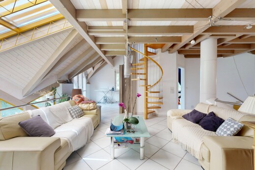 wohnzimmer mit treppen, inside property, natürliches licht, natural light, und fliesenboden