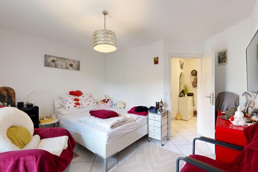 chambre avec cloison sèche, drywall, sol en carrelage, tile floor, et inside property