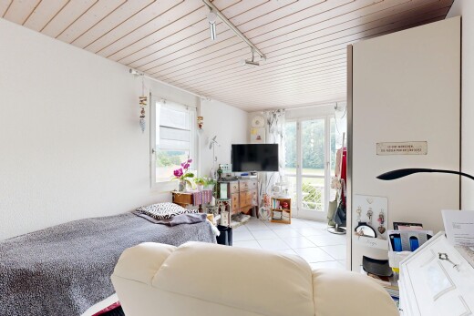 wohnzimmer mit fernseher, inside property, natürliches licht, natural light, und deckenbeleuchtung