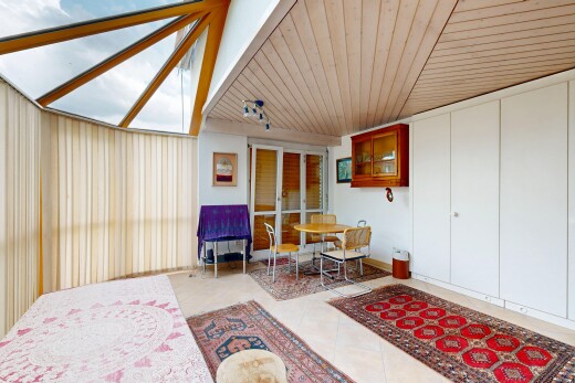 chambre avec wood ceiling, plafond en bois, tile floor, sol en carrelage, et portes-fenêtres