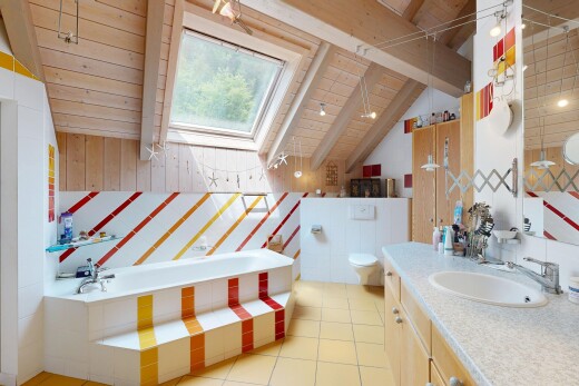 bad mit waschbecken, schminktisch, vaulted ceiling, dachschräge, und inside property