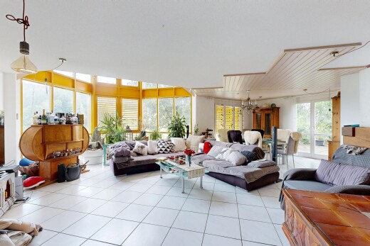 wohnzimmer mit inside property, natürliches licht, natural light, fliesenboden, und tile floor