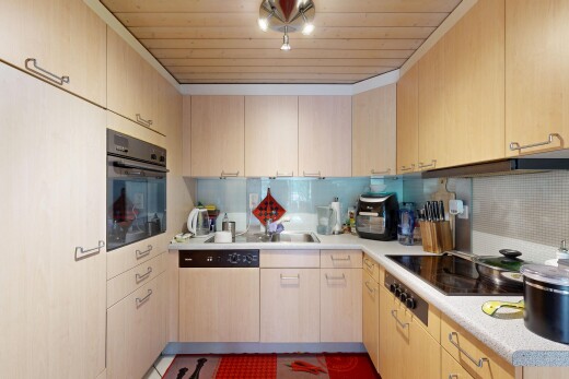 cuisine avec four, plans de travail, wood ceiling, plafond en bois, et backsplash