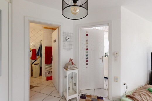 halle / korridor mit inside property, drywall, gipskartonwand, tile floor, und fliesenboden