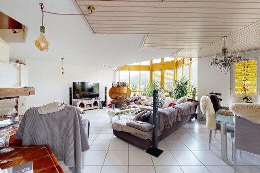 wohn- / esszimmer mit fernseher, natural light, natürliches licht, bemerkenswerter kronleuchter, und drywall