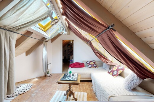 wohnzimmer mit dachschräge, vaulted ceiling, inside property, gipskartonwand, und drywall