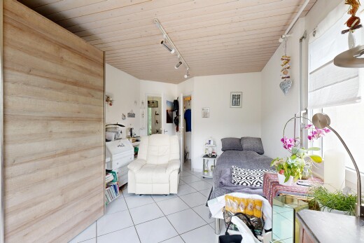 wohnzimmer mit gipskartonwand, drywall, fliesenboden, tile floor, und deckenbeleuchtung