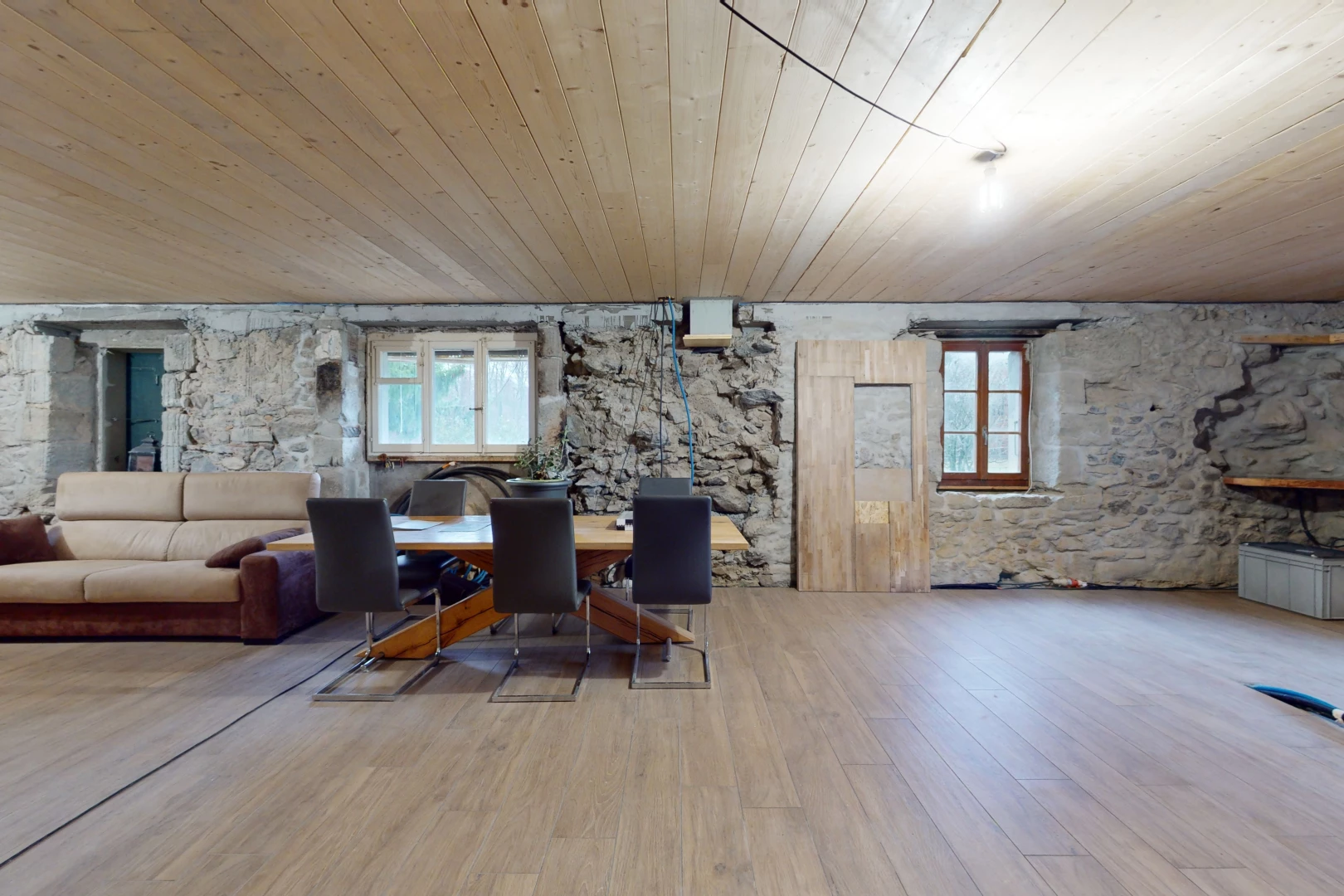 wohnzimmer / esszimmer mit holzdecke und hellen böden im holzstil