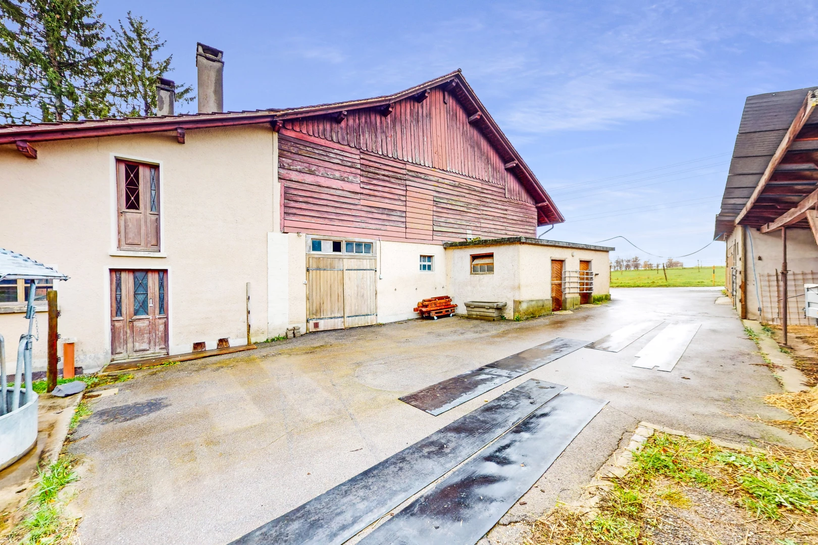 ansicht des grundstücks mit einem terrassenbereich