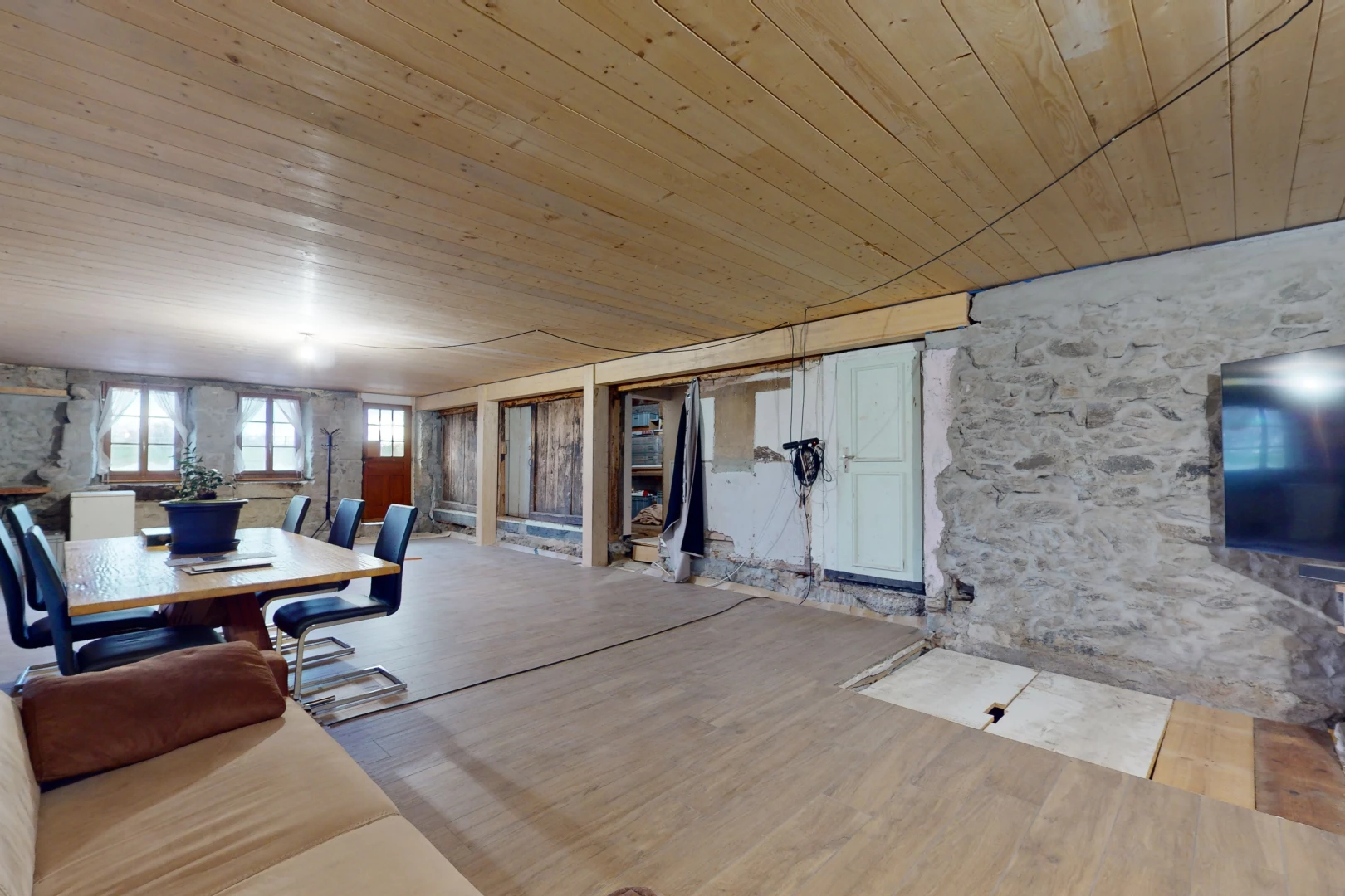 wohnzimmer mit holzdecke und hellen holzboden vom typ holz