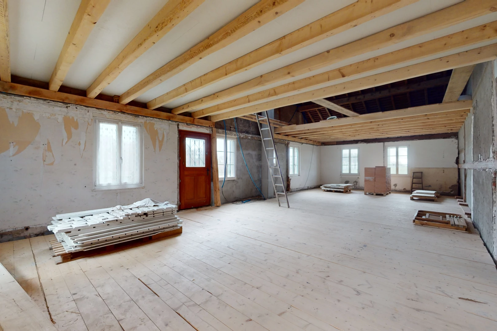 innenraum mit hellen böden im holzstil