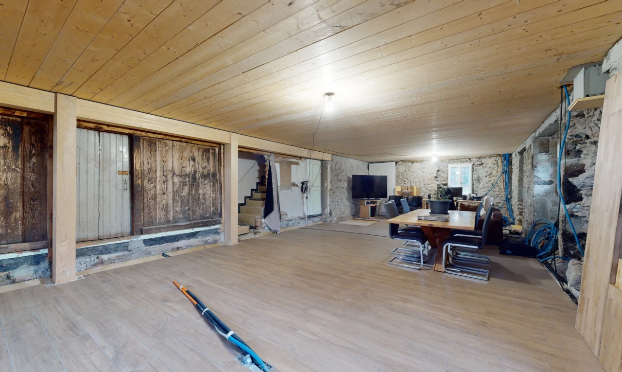 innenraum mit holzdecke und hellen böden im holzstil