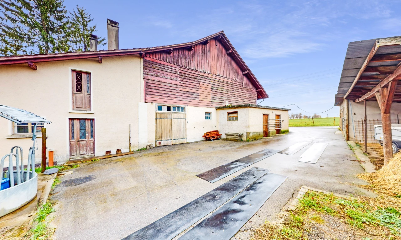 ansicht des grundstücks mit einem terrassenbereich
