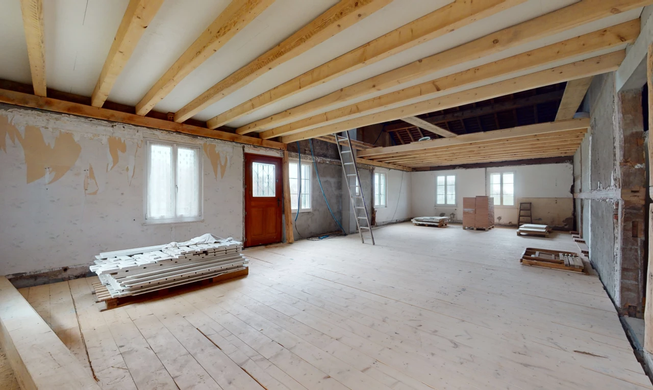 innenraum mit hellen böden im holzstil