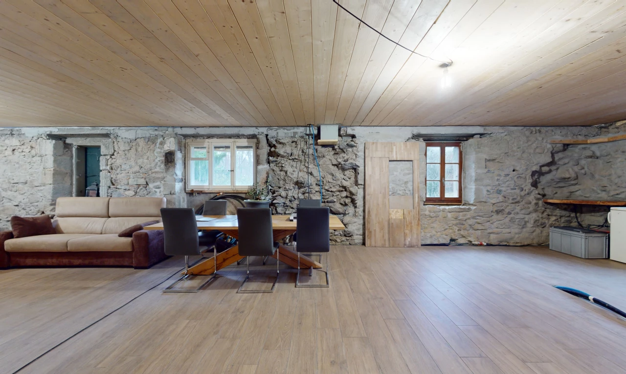 wohnzimmer / esszimmer mit holzdecke und hellen böden im holzstil