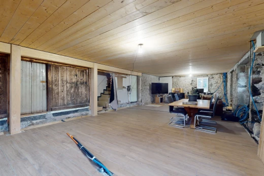 espace intérieur avec plancher de bois, télévision, et plafond de bois