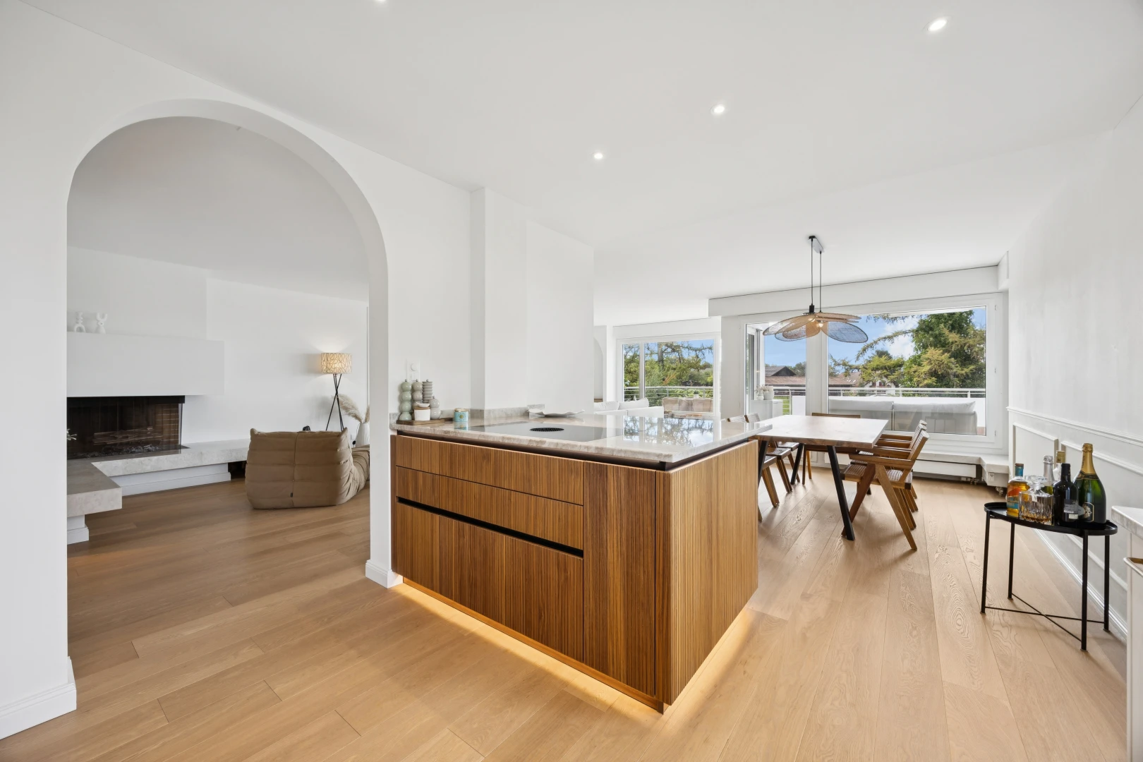 cuisine avec light floor, armoires marron moyen, medium brown cabinets, éclairage encastré, et cloison sèche