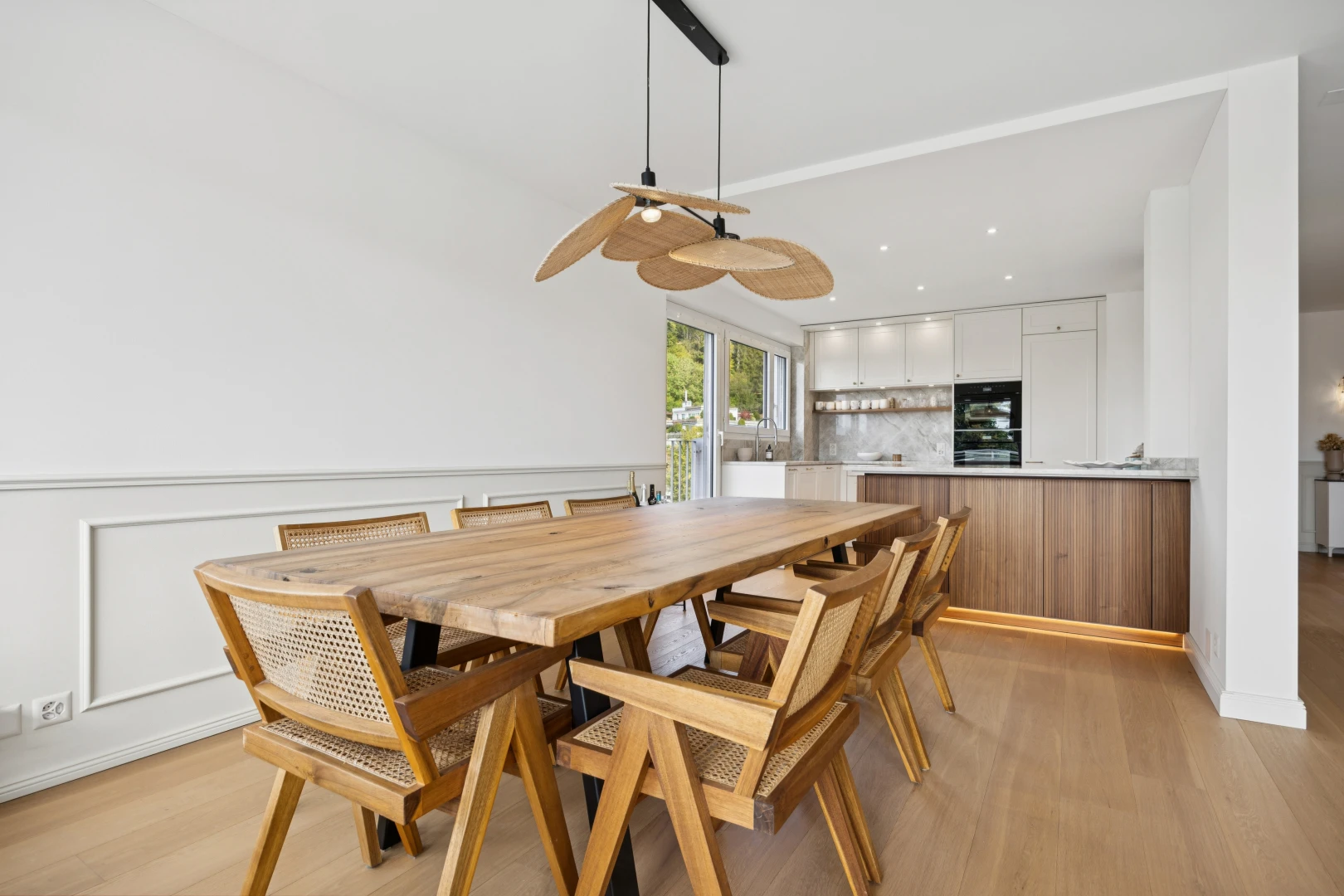 salle à manger avec sol en finition bois, wood finish floor, light floor, inside property, et cloison sèche