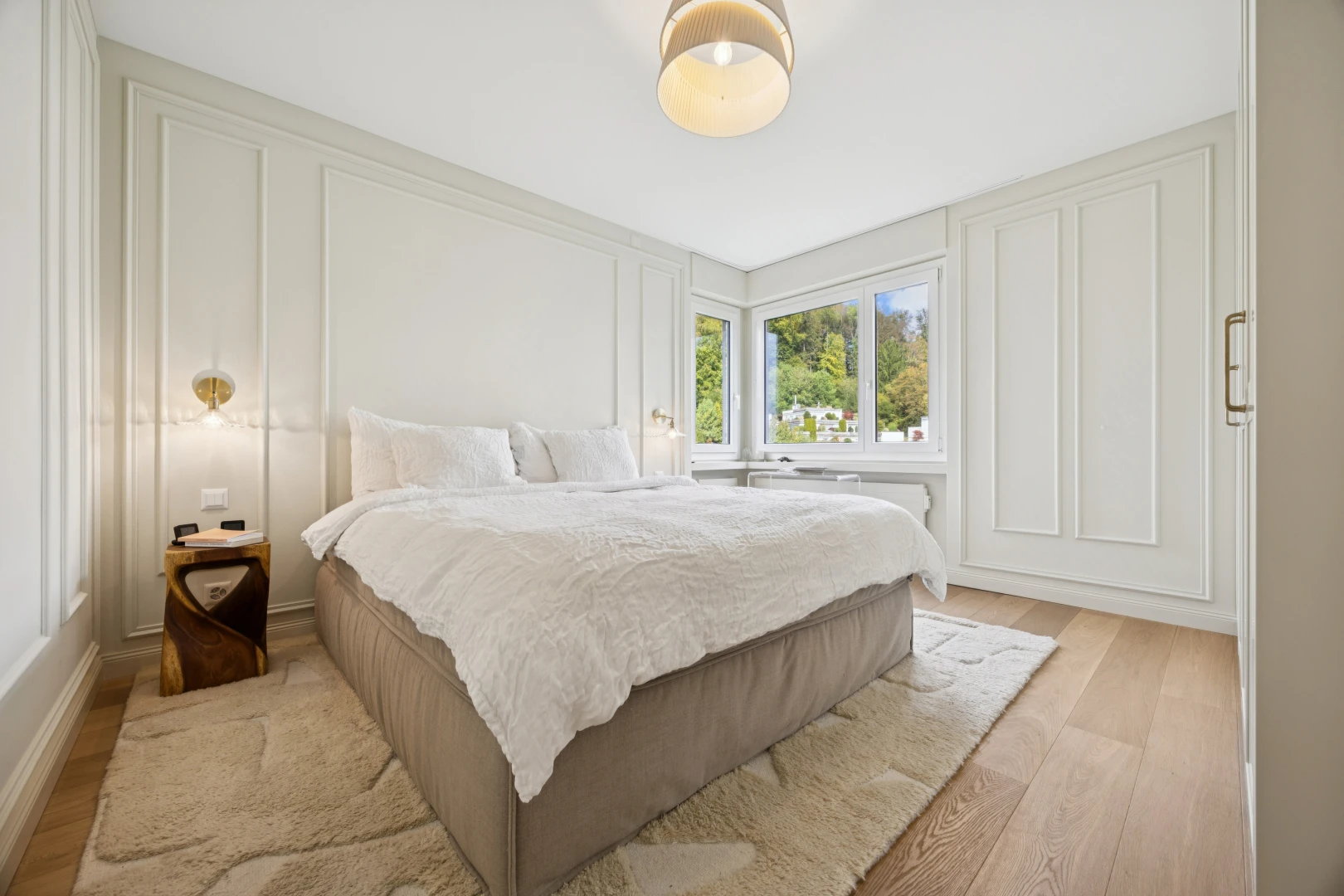 chambre avec paneling wall, mur panneauté, inside property, light floor, et wood finish floor