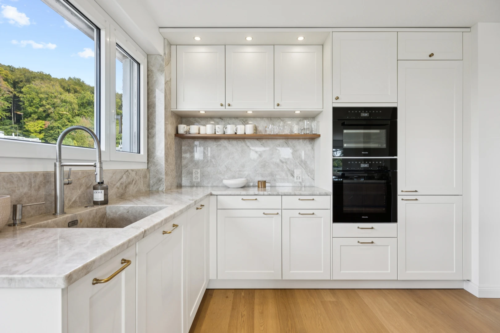 cuisine avec light floor, armoires de style shaker, shaker cabinets, light countertops, et évier