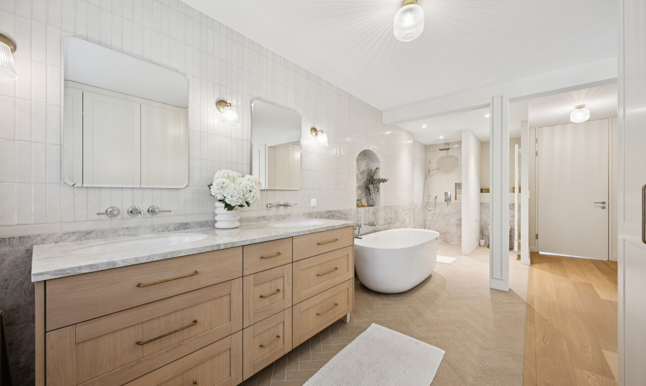 salle de bains avec mur en carrelage, tile wall, salle de bain complète, bain, et miroir