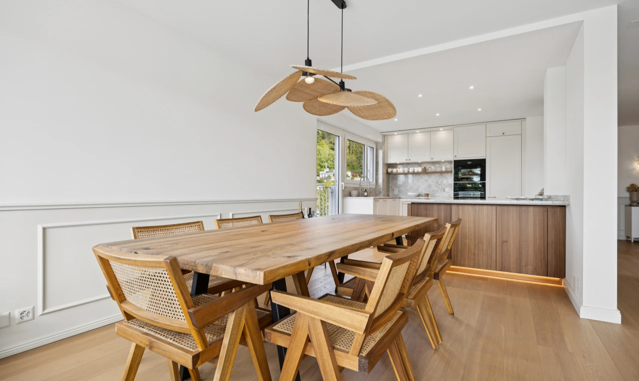 salle à manger avec sol en finition bois, wood finish floor, light floor, inside property, et cloison sèche