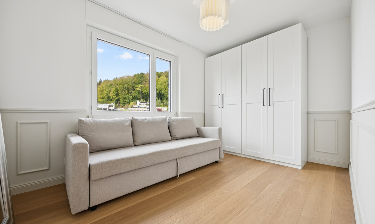salon avec mur panneauté, paneling wall, mur à lambris, wainscot wall, et light floor