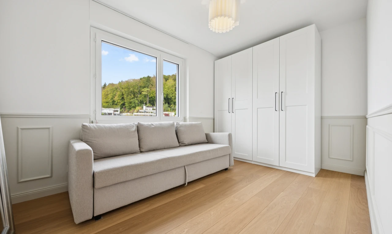 salon avec mur panneauté, paneling wall, mur à lambris, wainscot wall, et light floor