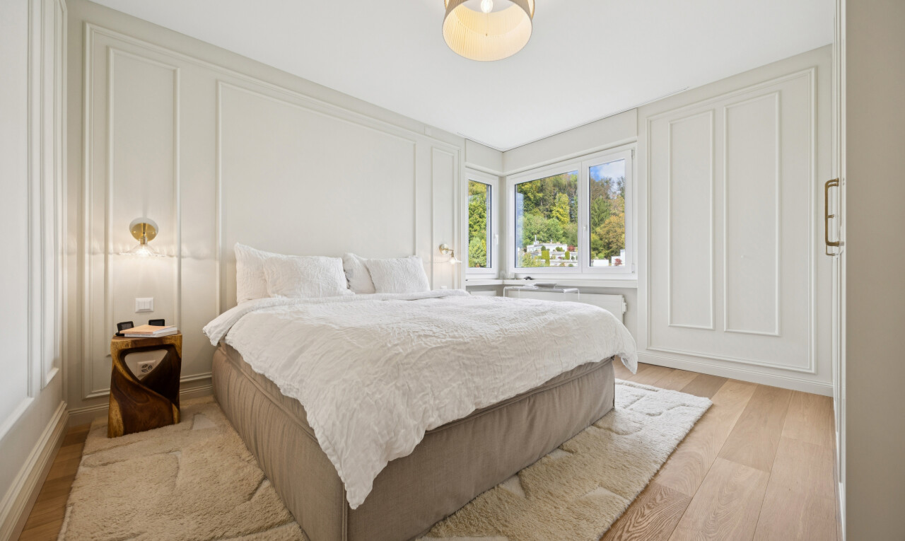 chambre avec paneling wall, mur panneauté, inside property, light floor, et wood finish floor