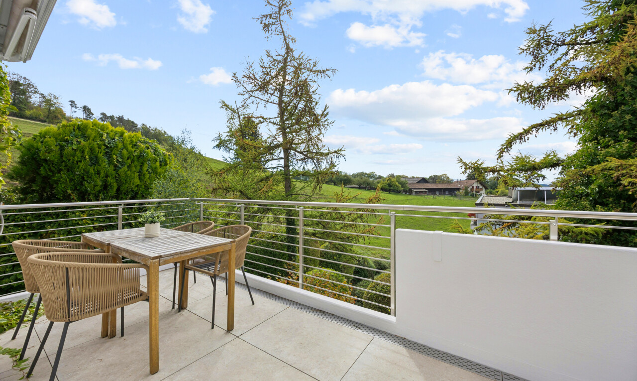 terrasse avec view focus, from property, coin repas extérieur, day time, et balcon