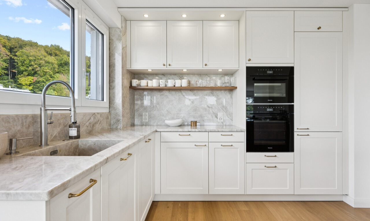 cuisine avec light floor, armoires de style shaker, shaker cabinets, light countertops, et évier