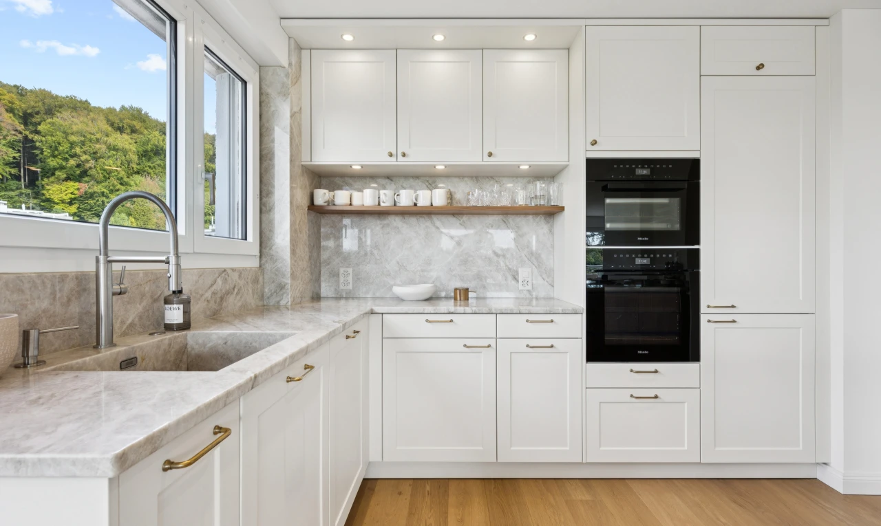 cuisine avec light floor, armoires de style shaker, shaker cabinets, light countertops, et évier
