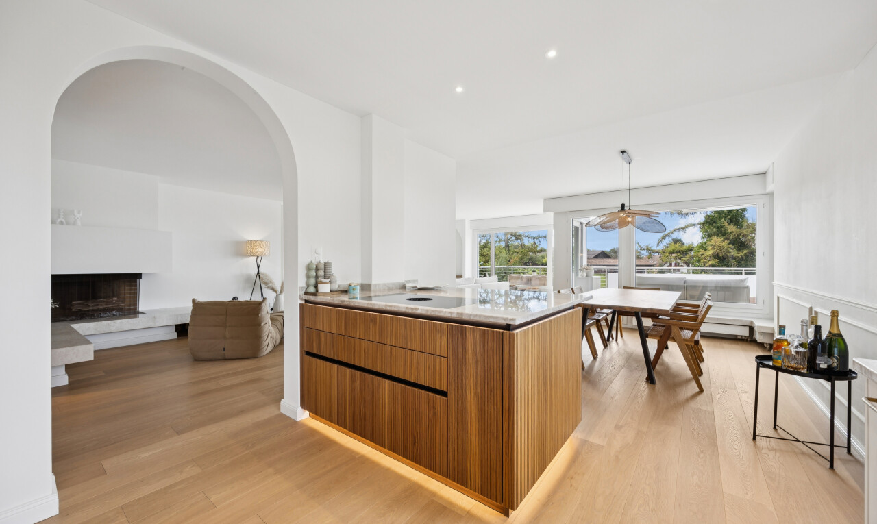 cuisine avec light floor, armoires marron moyen, medium brown cabinets, éclairage encastré, et cloison sèche