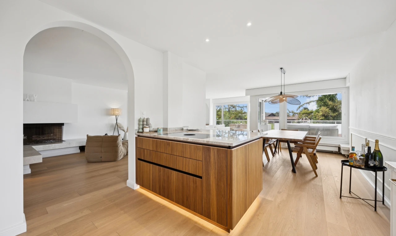 cuisine avec light floor, armoires marron moyen, medium brown cabinets, éclairage encastré, et cloison sèche