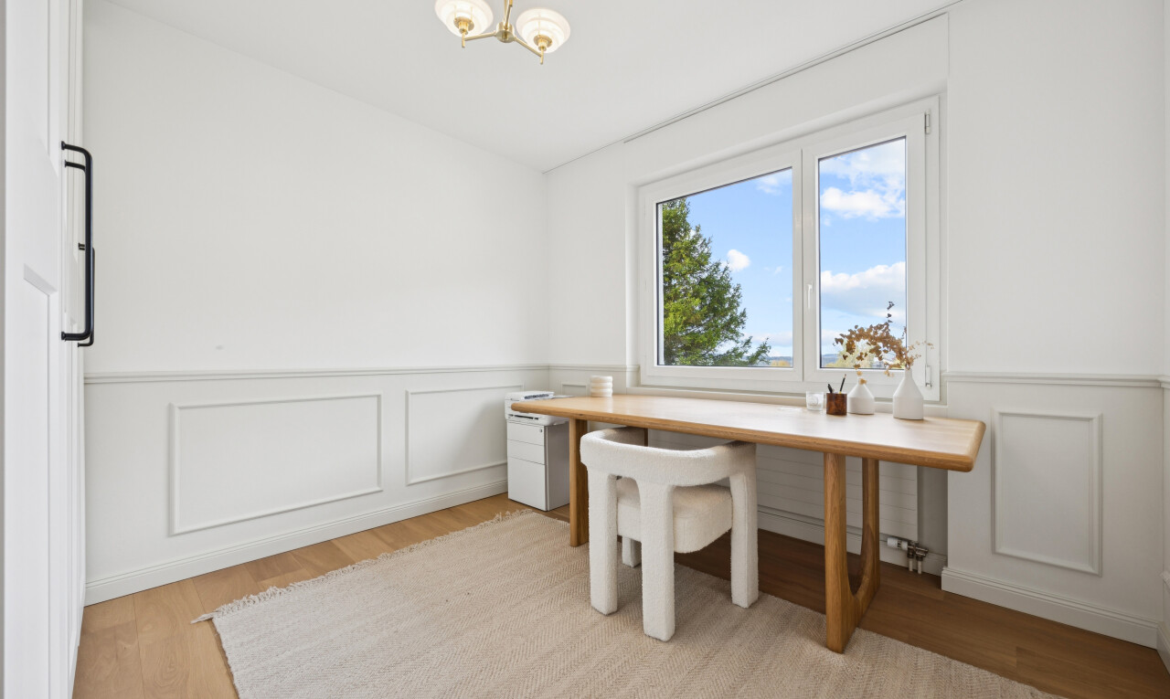 bureau avec wood finish floor, sol en finition bois, day time, drywall, et cloison sèche