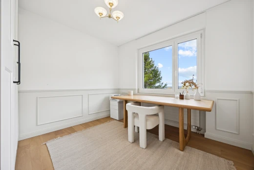 bureau avec wood finish floor, sol en finition bois, day time, drywall, et cloison sèche