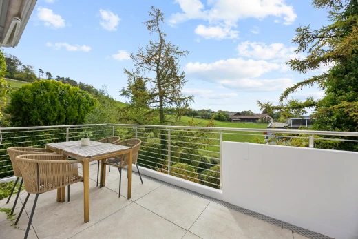 terrasse avec view focus, from property, coin repas extérieur, day time, et balcon