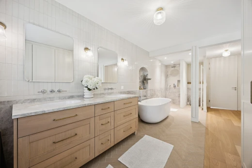 salle de bains avec mur en carrelage, tile wall, salle de bain complète, bain, et miroir