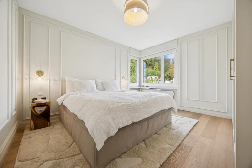 chambre avec paneling wall, mur panneauté, inside property, light floor, et wood finish floor